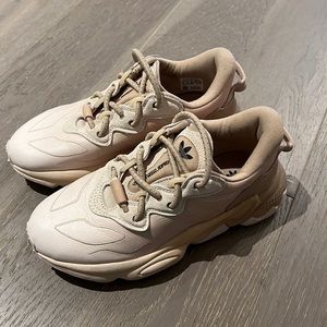 Adidas Nude color sneaker